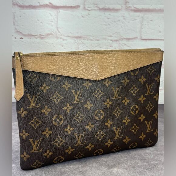 Louis Vuitton Daily Monogram Canvas Large Clutch Pouch - Picture 2 of 13